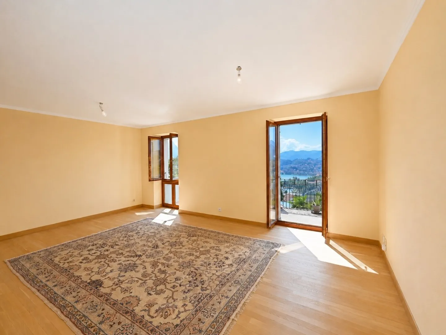 Elegante Appartamento con Vista Panoramica sul Lago e Monti - Photo 3 of 13