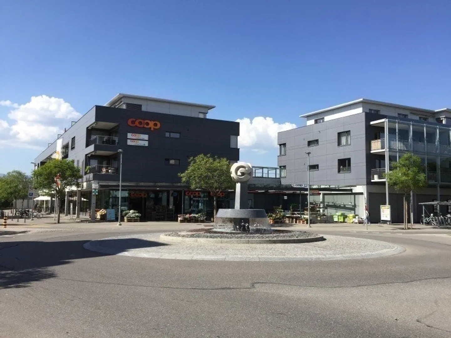 Looking for a parking space for your car? You will find it with us. - Photo 2 of 2