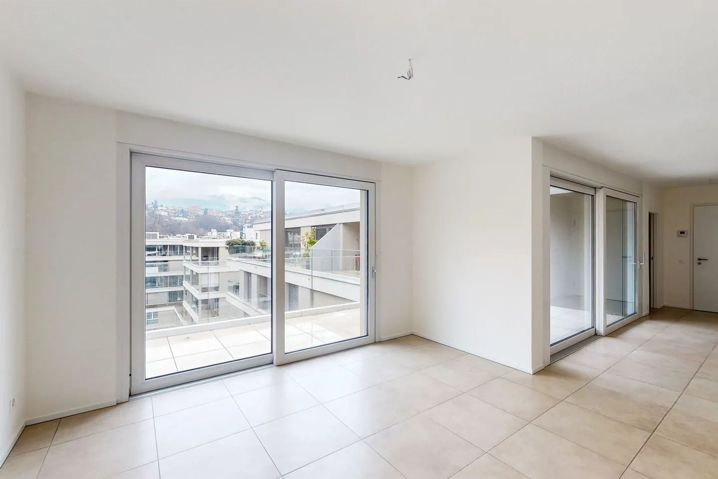 Top floor with style: living in the Parco Cornaredo residence - Photo 3 of 9