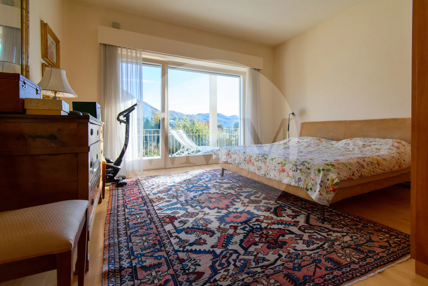 CHARME D’ÉPOQUE ET CONFORT MODERNE : ÉLÉGANT APPARTEMENT DE 4.5 PIÈCES AVEC VUE SUR LE LAC - Photo 8 sur 12