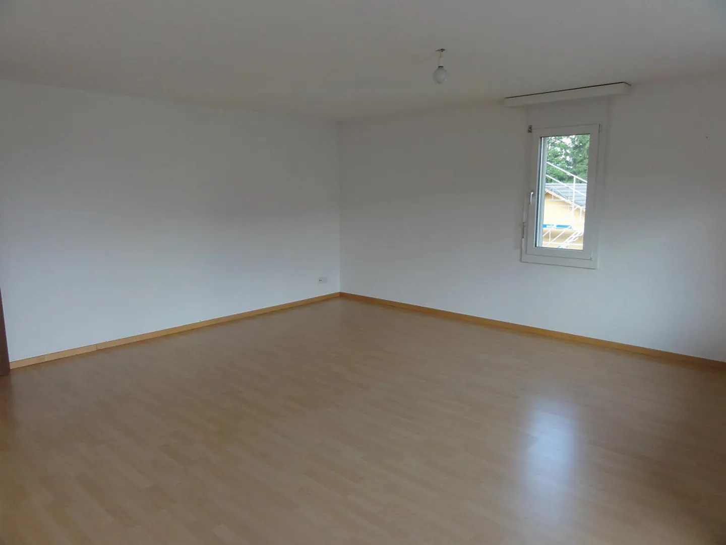 Spacious 4.5-room apartment in a quiet location on the edge of the village - Photo 2 of 15