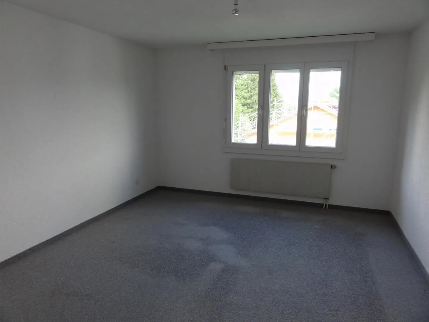 Spacious 4.5-room apartment in a quiet location on the edge of the village - Photo 6 of 15