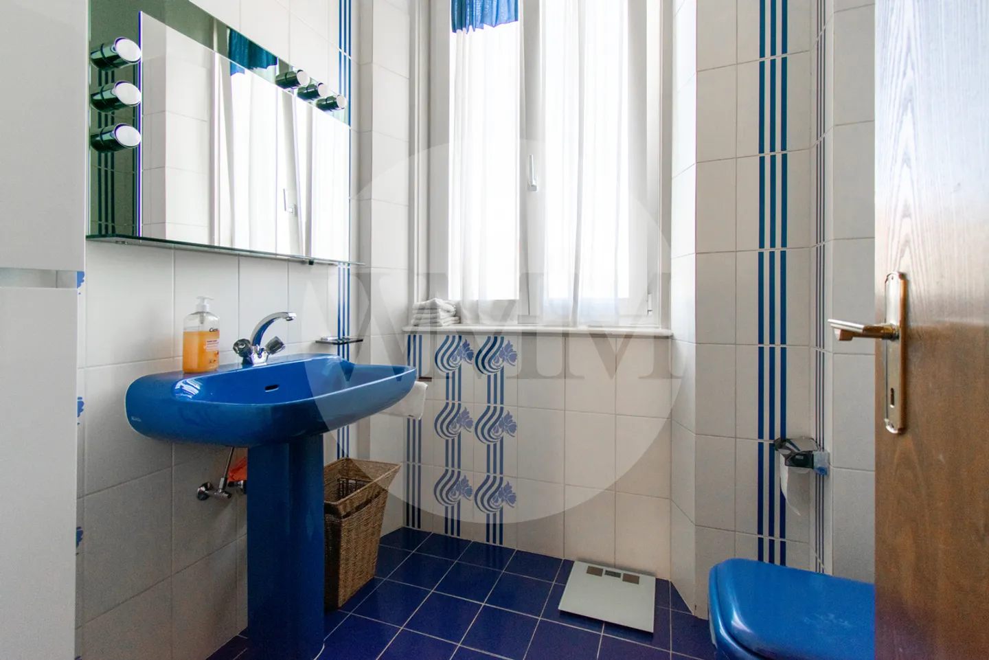 CHARME D’ÉPOQUE ET CONFORT MODERNE : ÉLÉGANT APPARTEMENT DE 4.5 PIÈCES AVEC VUE SUR LE LAC - Photo 10 sur 12