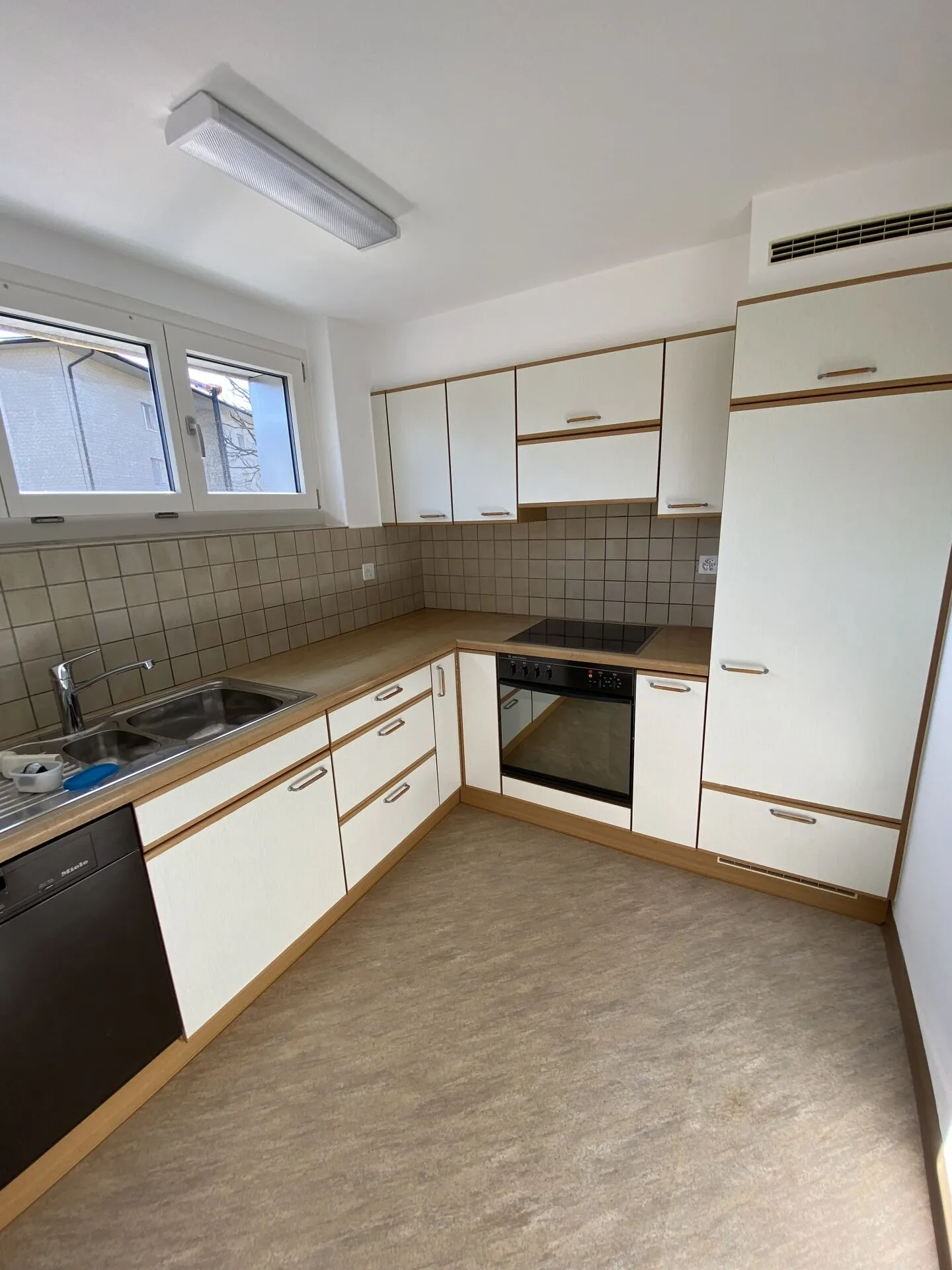 Terrasse und Aussicht! Grosszügig, sonnig, hell, preiswert, 5.5-Zimmer-Wohnung mit grosser Terrasse und Sicht in die Berge! - Foto 5 von 7