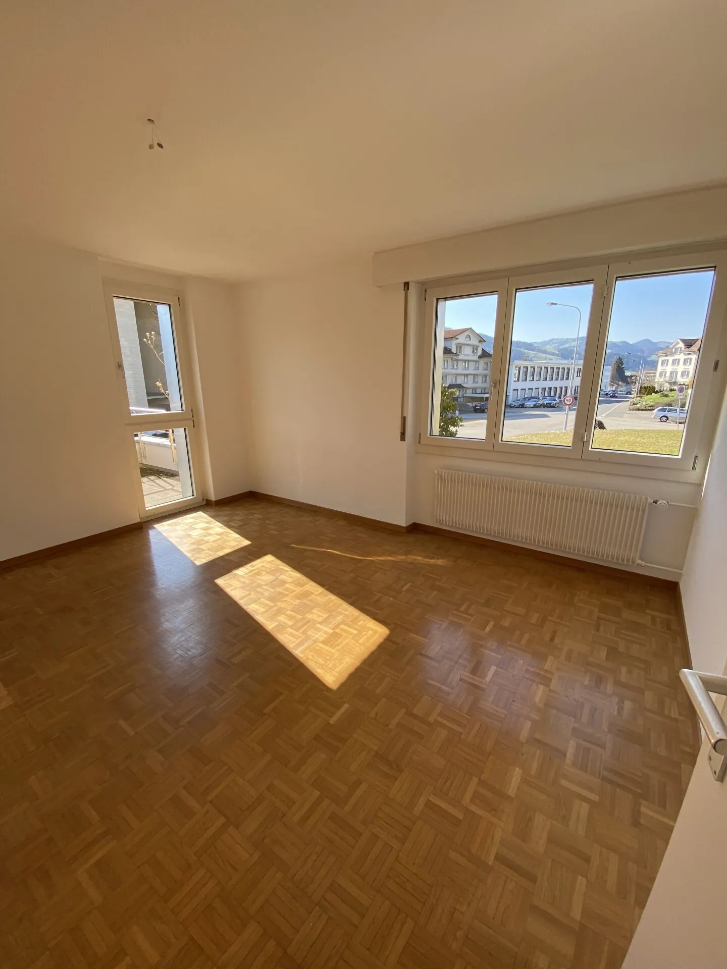 Terrasse und Aussicht! Grosszügig, sonnig, hell, preiswert, 5.5-Zimmer-Wohnung mit grosser Terrasse und Sicht in die Berge! - Foto 6 von 7