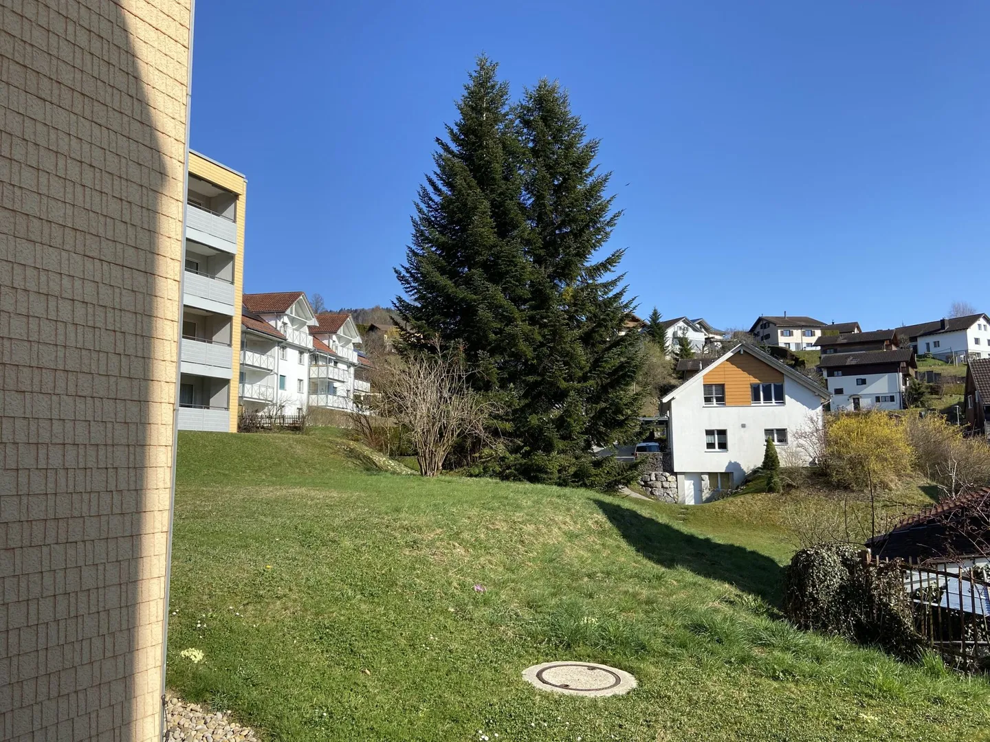 Terrasse und Aussicht! Grosszügig, sonnig, hell, preiswert, 5.5-Zimmer-Wohnung mit grosser Terrasse und Sicht in die Berge! - Foto 4 von 7