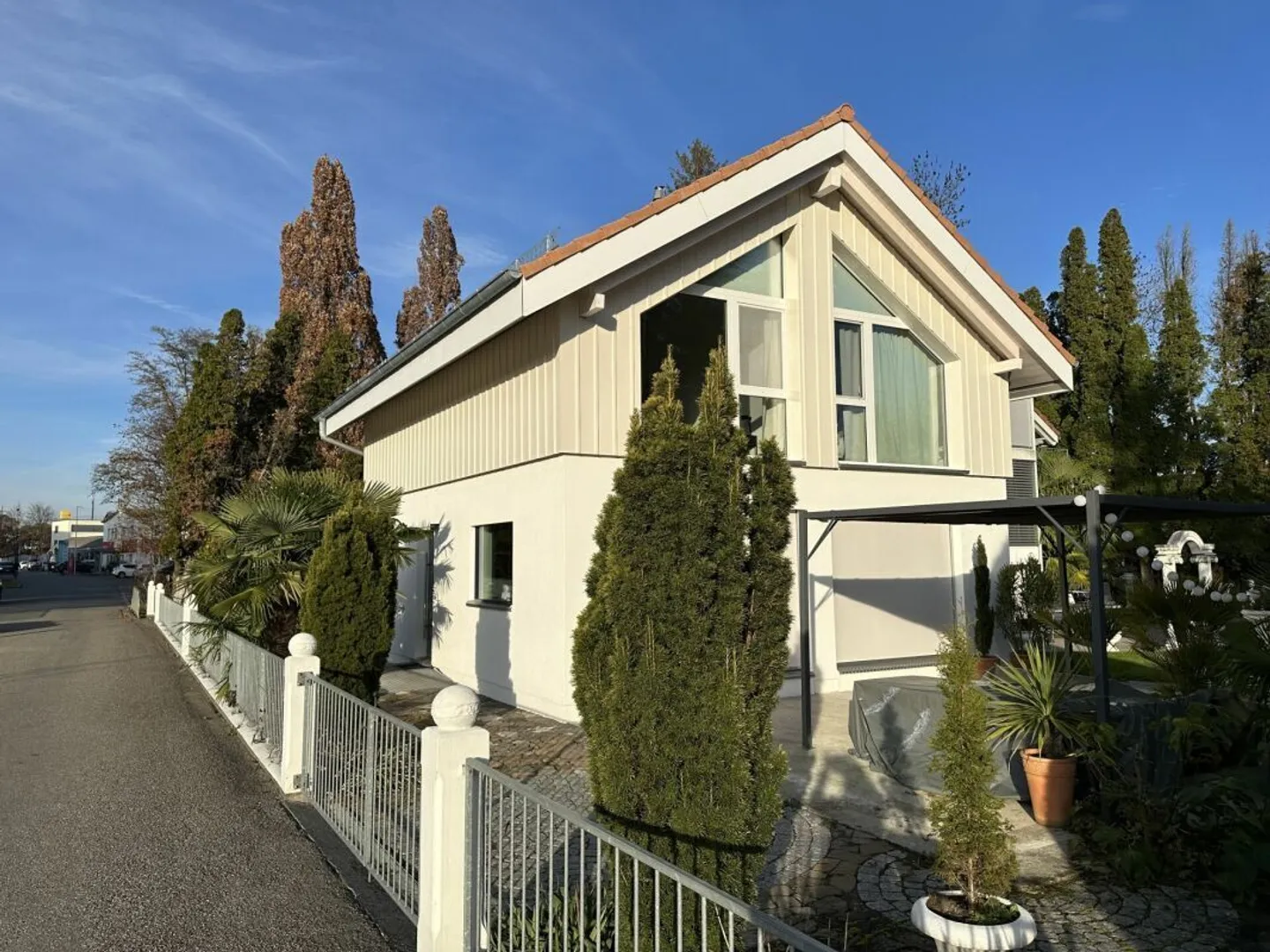 Maison individuelle moderne et neuve dans un quartier résidentiel privilégié - Photo 1 sur 11