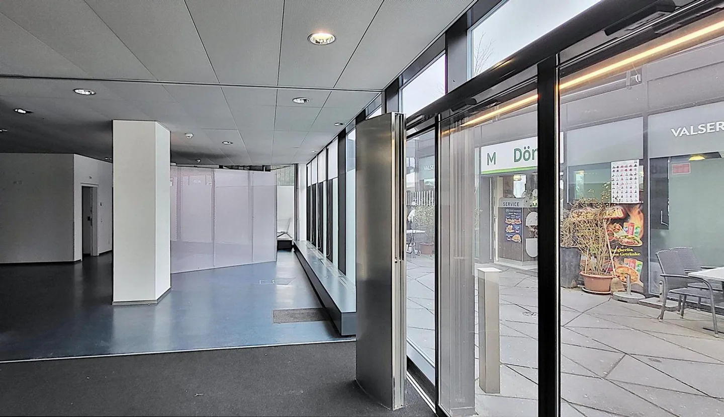 Spazio commerciale/di servizio al piano terra - 312 m2 a Wetzikon? - Foto 1 di 8