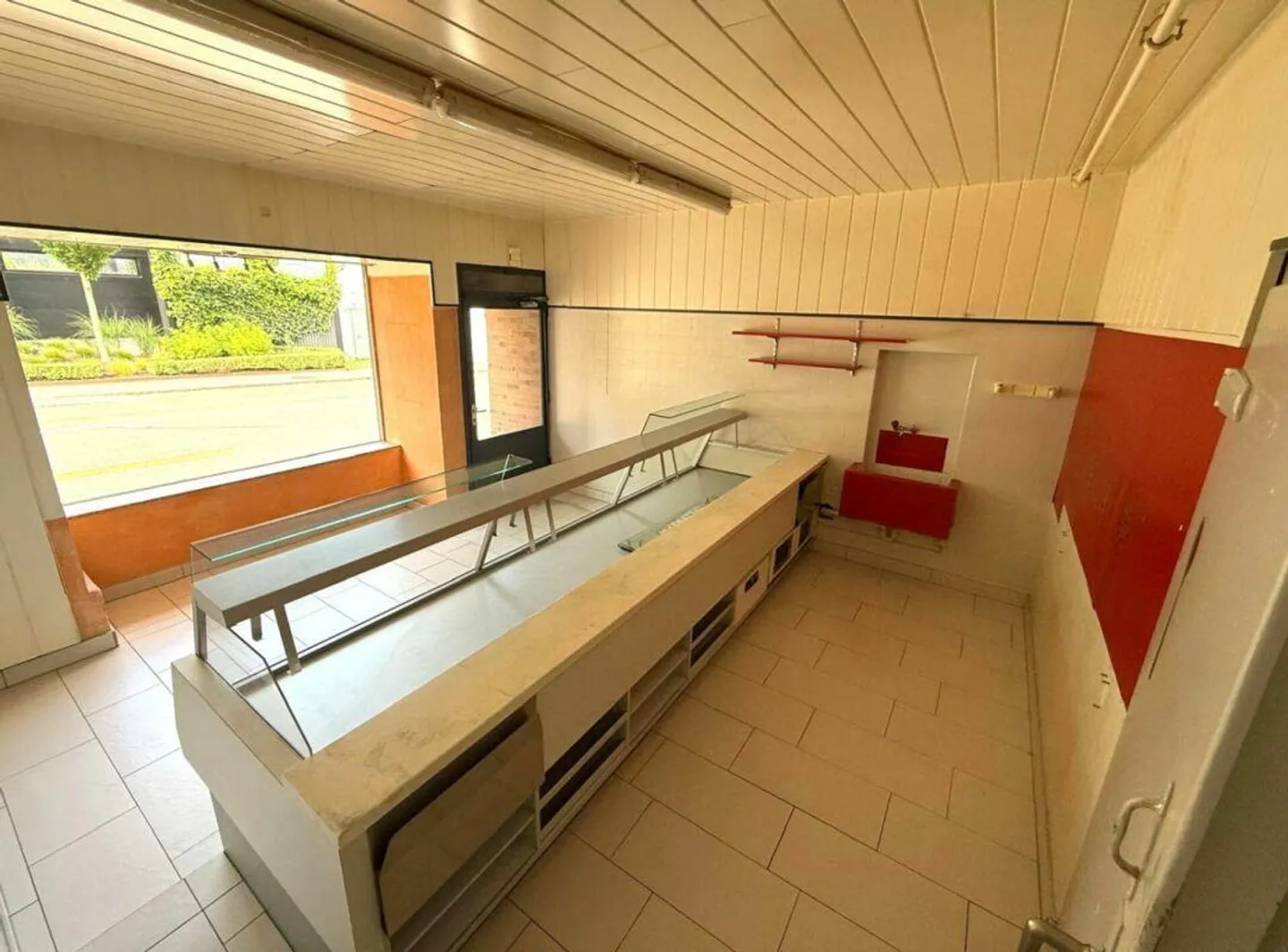 Magasin de vente avec vitrine - Emplacement de choix sur la rue principale - Photo 2 sur 8