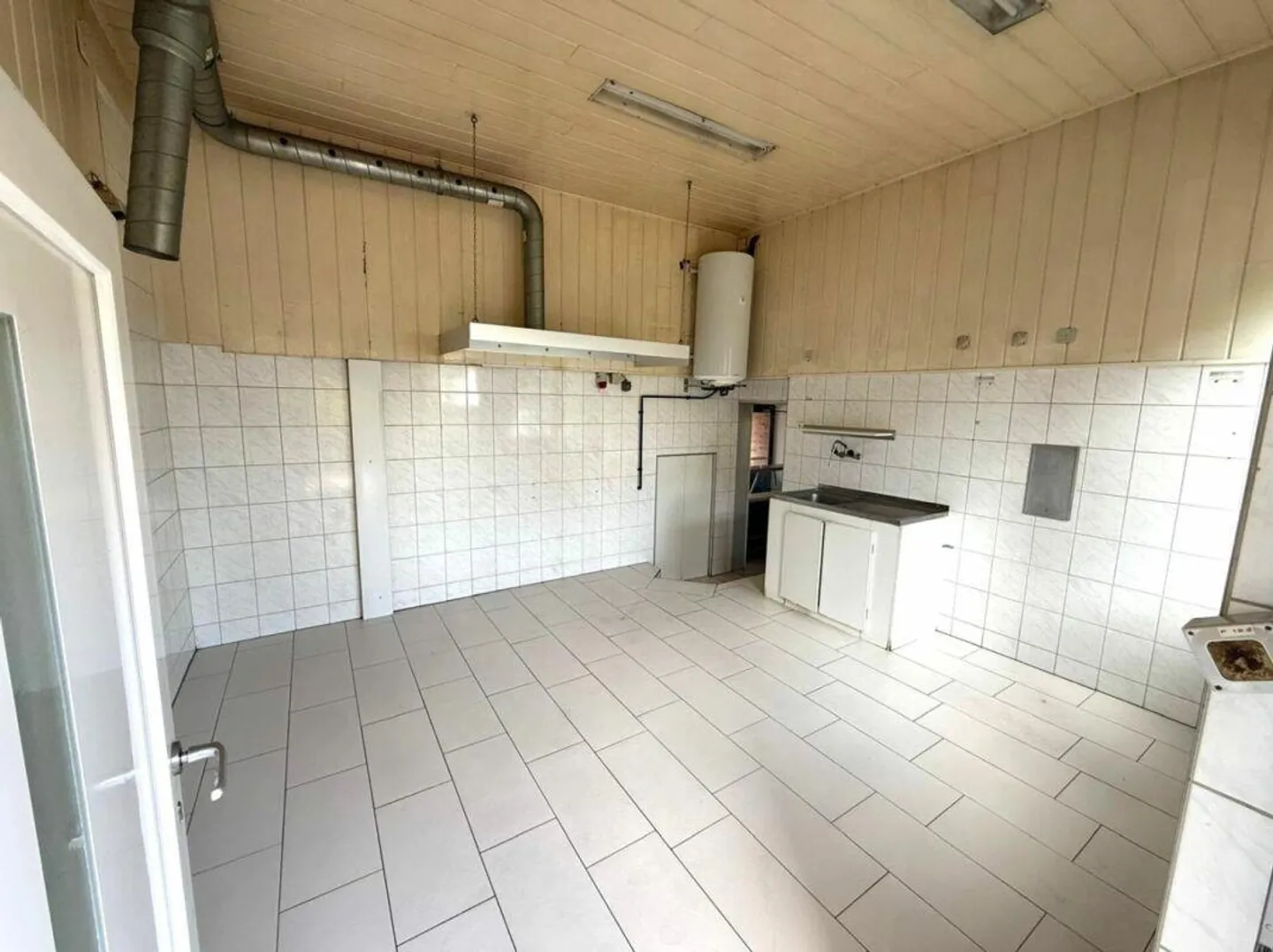 Magasin de vente avec vitrine - Emplacement de choix sur la rue principale - Photo 3 sur 8
