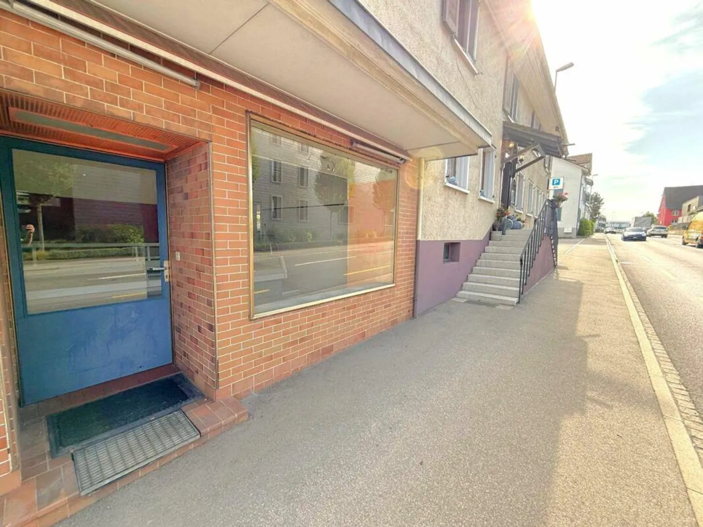 Magasin de vente avec vitrine - Emplacement de choix sur la rue principale - Photo 4 sur 8