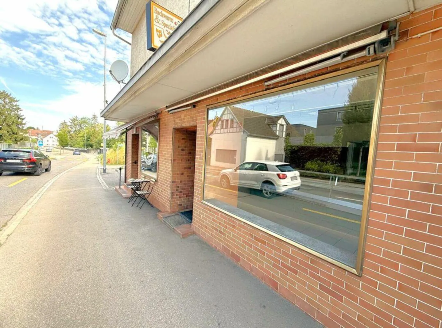 Magasin de vente avec vitrine - Emplacement de choix sur la rue principale - Photo 5 sur 8
