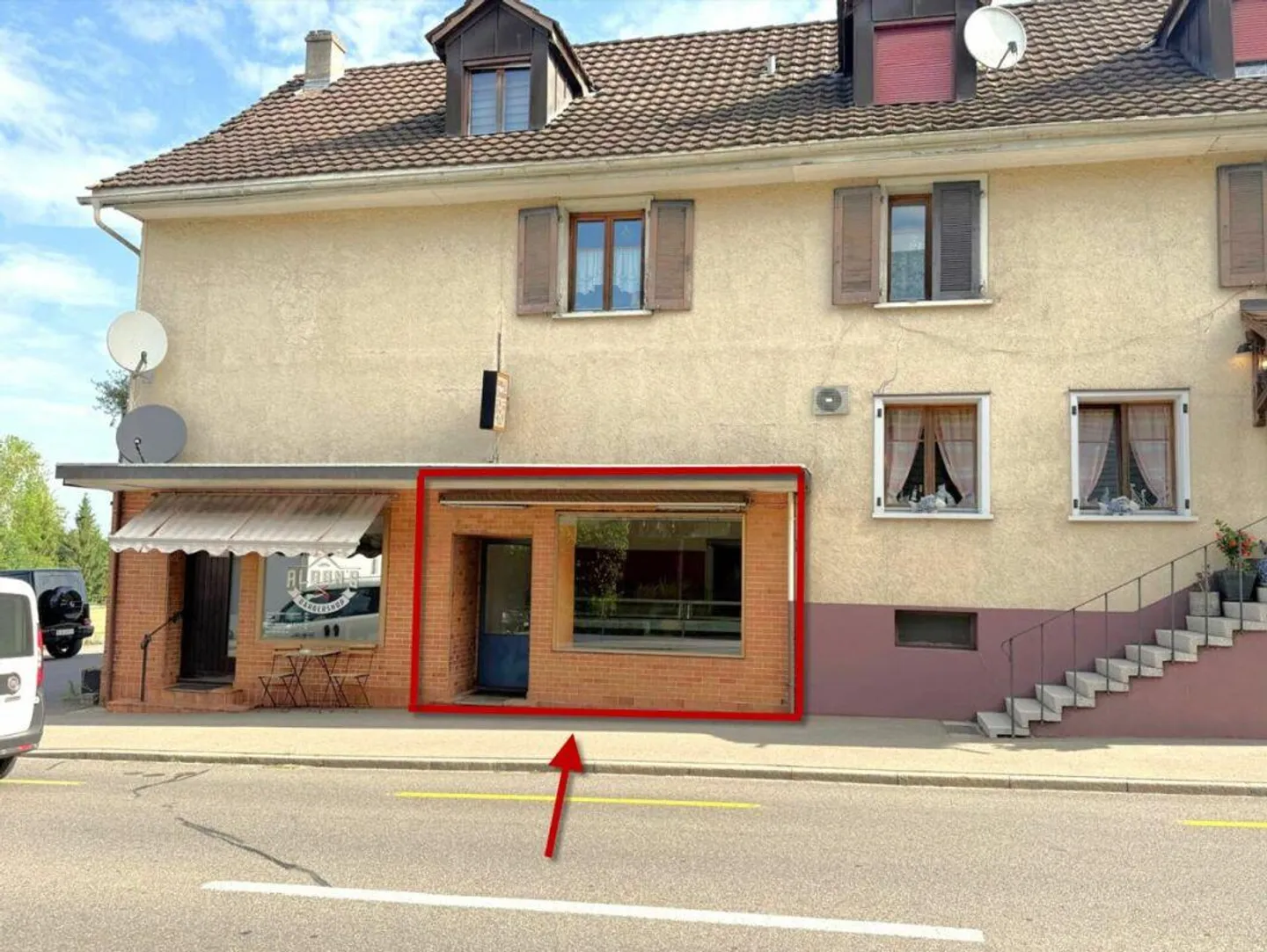 Magasin de vente avec vitrine - Emplacement de choix sur la rue principale - Photo 1 sur 8