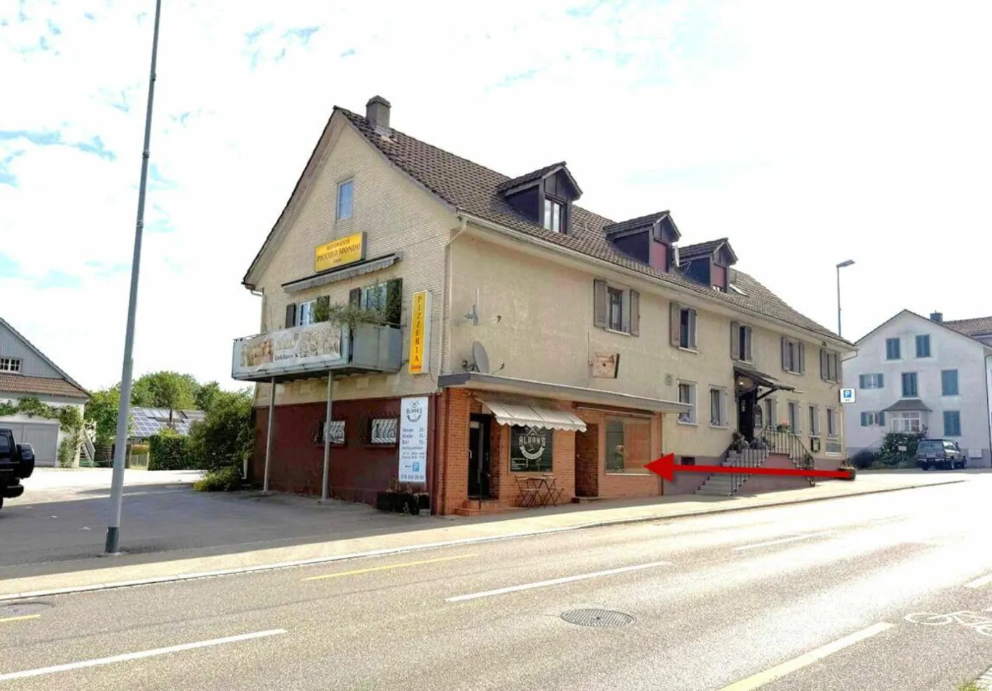 Magasin de vente avec vitrine - Emplacement de choix sur la rue principale - Photo 7 sur 8