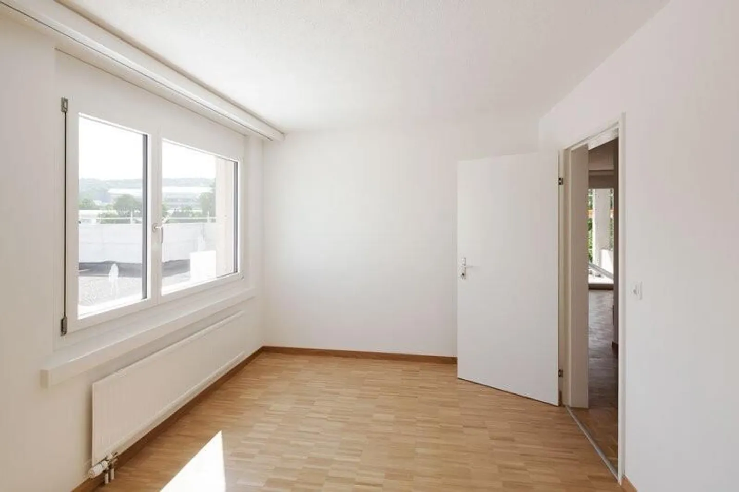RENT WITHOUT DEPOSIT - Quiet residential area in the green - Photo 3 of 4