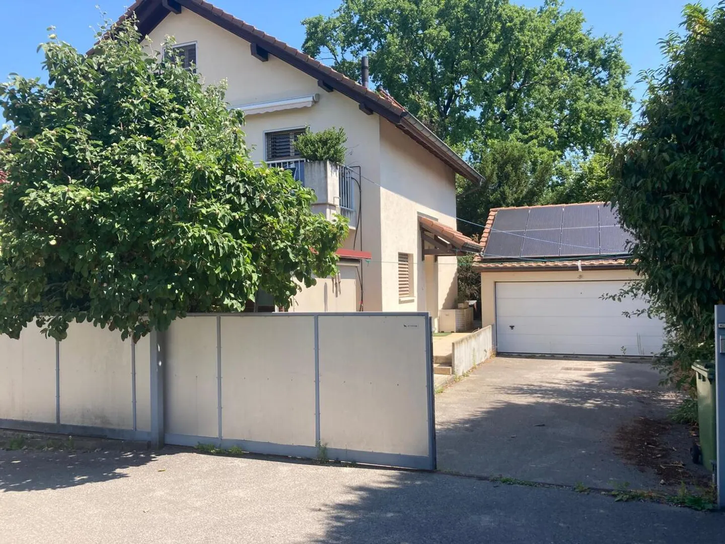 Schönes und großes Einfamilienhaus in besetztem Leibrentenvertrag ohne Miete, begrenzt auf 7 Jahre - Foto 2 von 17