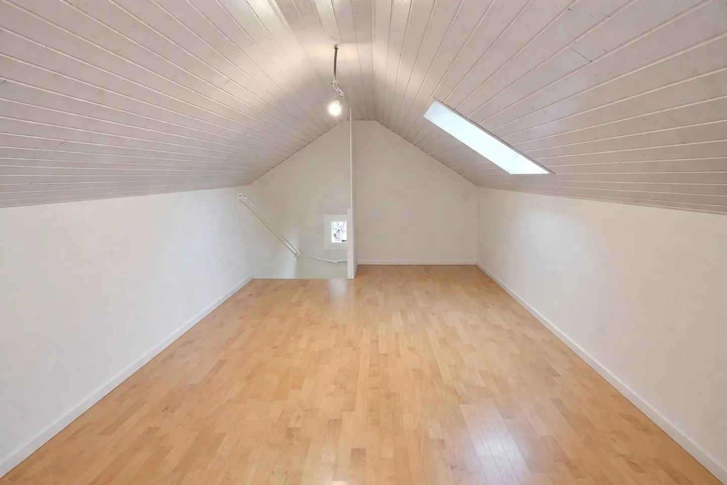 Schönes und großes Einfamilienhaus in besetztem Leibrentenvertrag ohne Miete, begrenzt auf 7 Jahre - Foto 12 von 17
