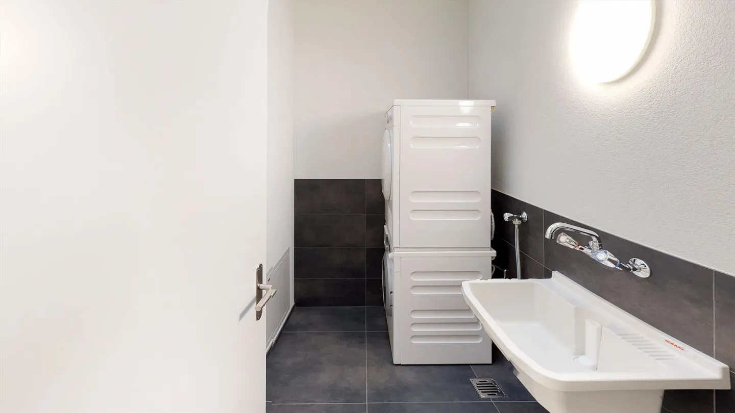 Ottimo appartamento attico di 3,5 locali con splendida vista sul lago - Foto 8 di 9