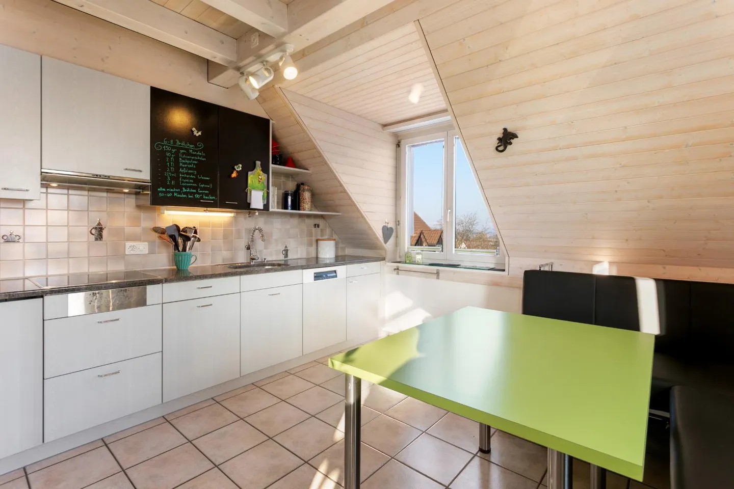 Charming Maisonette Apartment - Photo 4 of 7