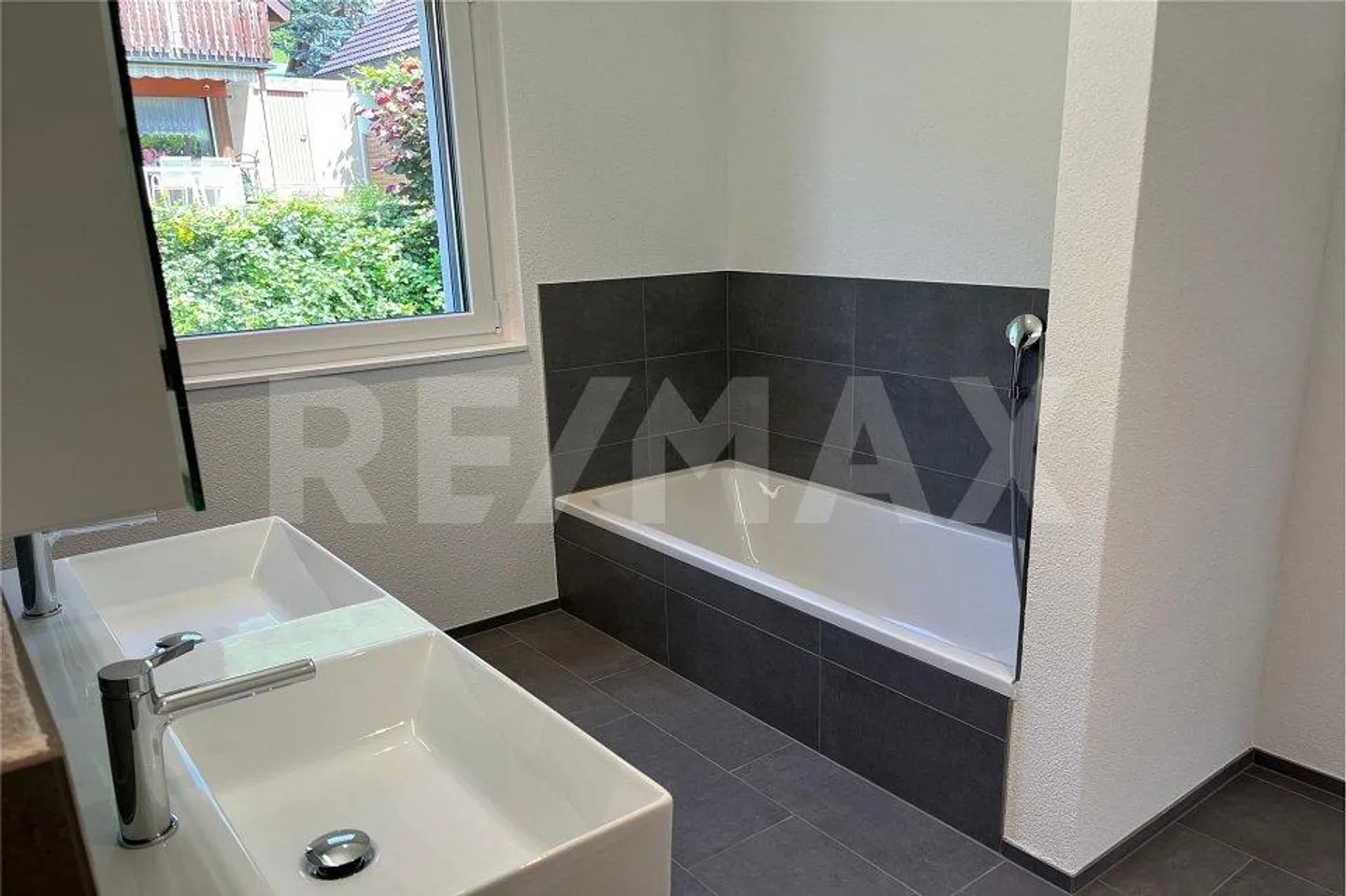 Semi-Detached House 5.5 Rooms - Photo 7 of 13