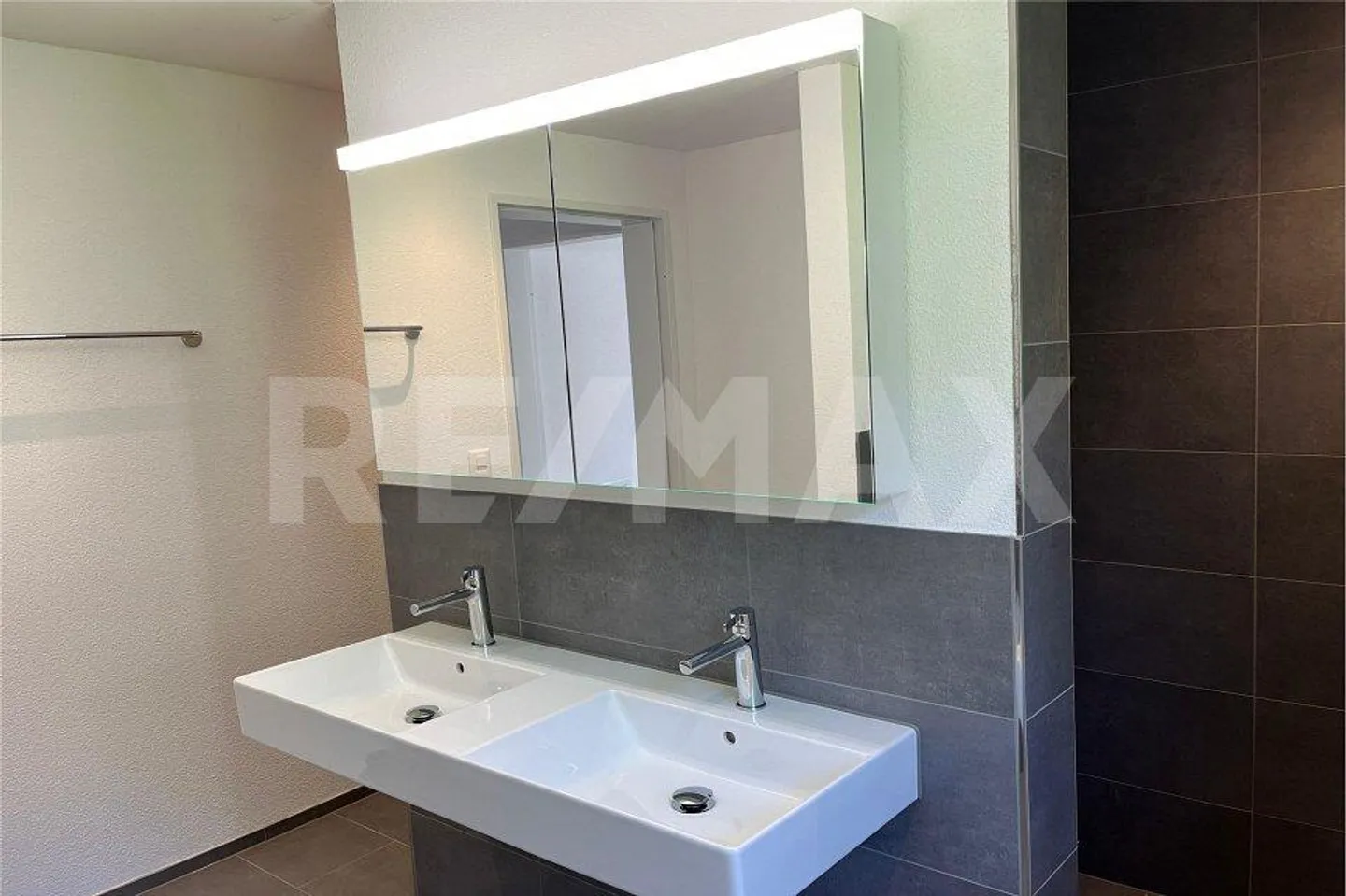 Semi-Detached House 5.5 Rooms - Photo 9 of 13