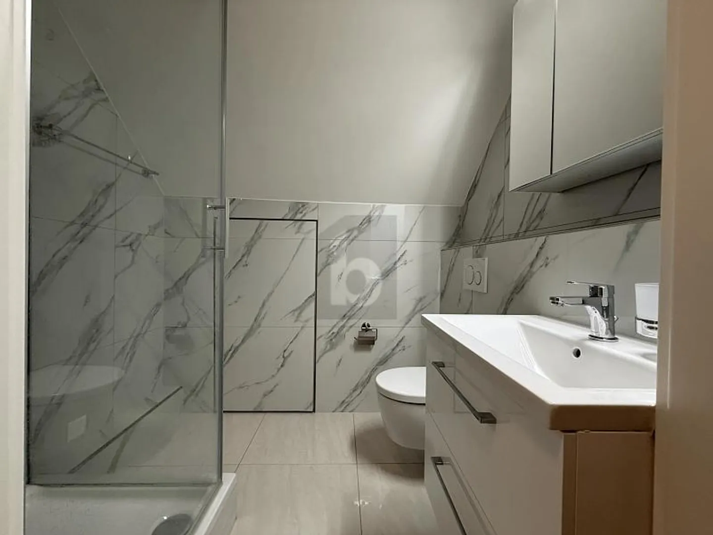 PLENTY OF SPACE, LIGHT & PERFECT LOCATION - Photo 2 of 6