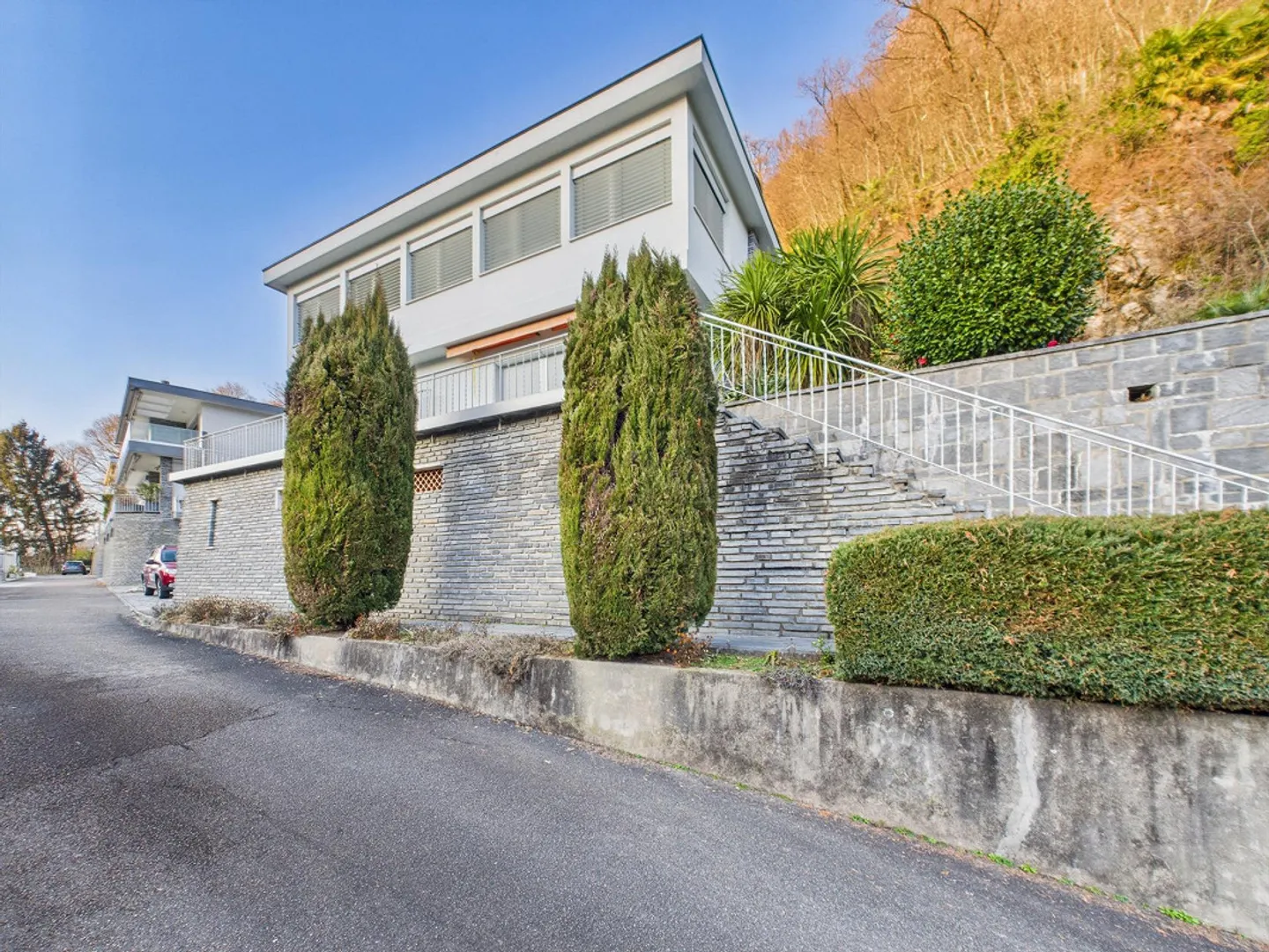 Villa spacieuse de 5,5 pièces avec grand jardin et vue dégagée à Caslano - Photo 1 sur 14