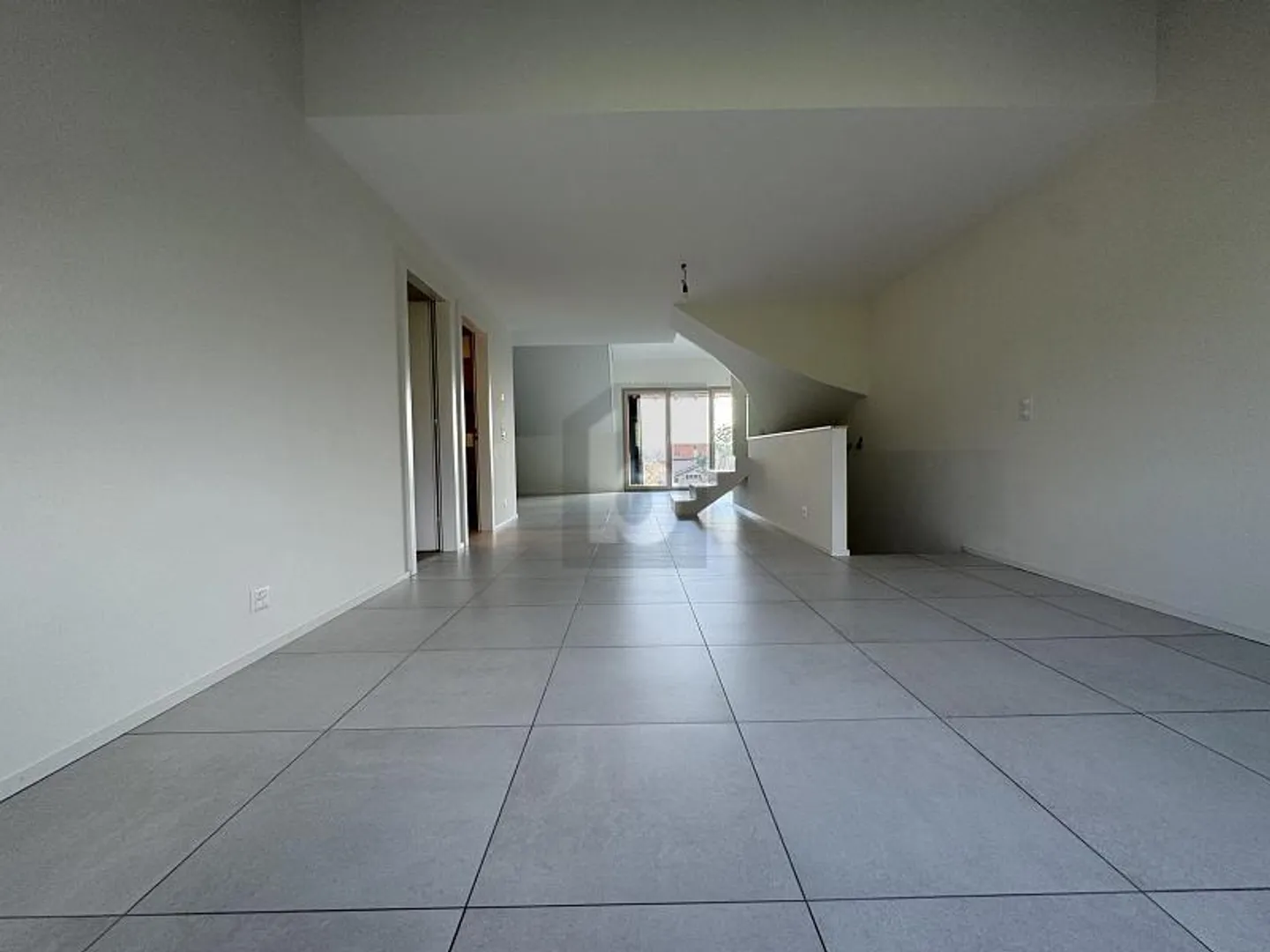 DUPLEX MODERNE DE HAUT STANDING AVEC VUE LAC - Photo 3 sur 6