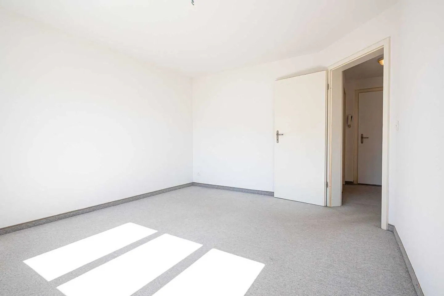 Luminoso appartamento giardino di 2,5 locali con patio a Toffen - Foto 9 di 13