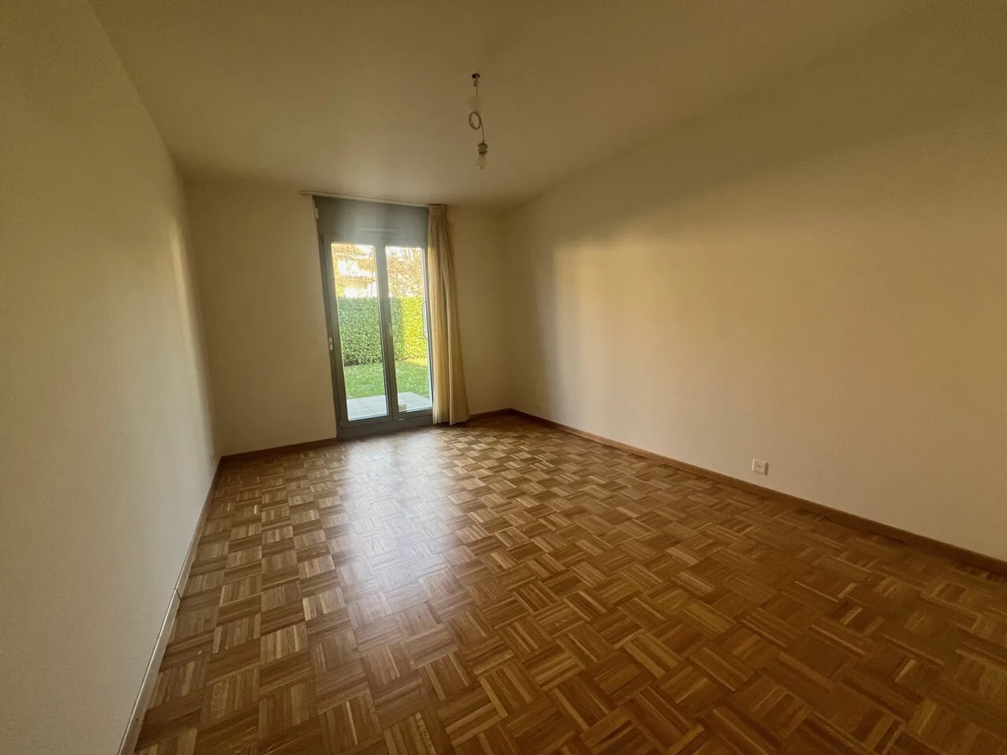 Appartamento con quattro stanze, terrazza e giardino - Foto 7 di 9