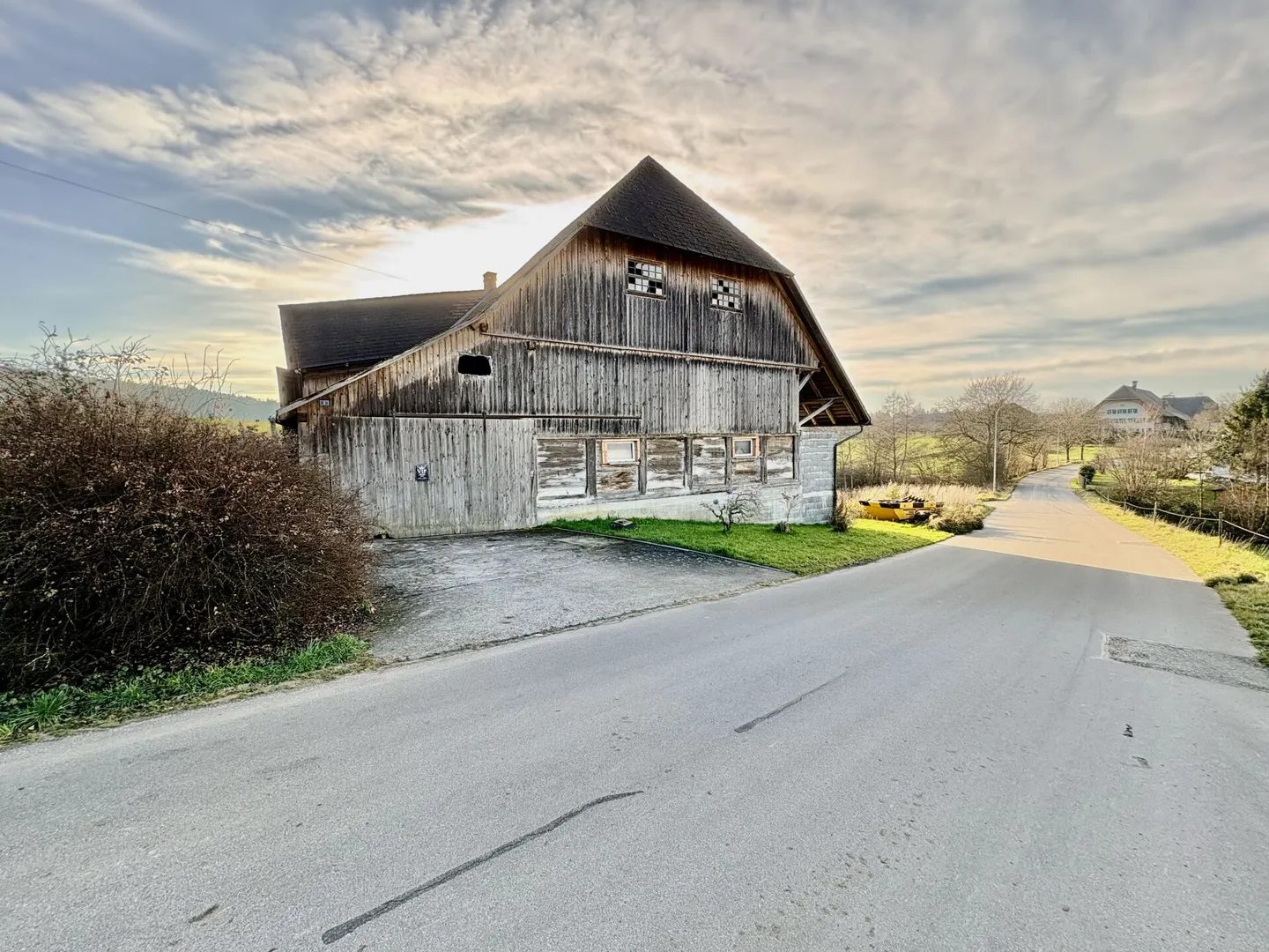 Country estate with character - spacious house, partly renovated, with wide views and great potential - Photo 1 of 7