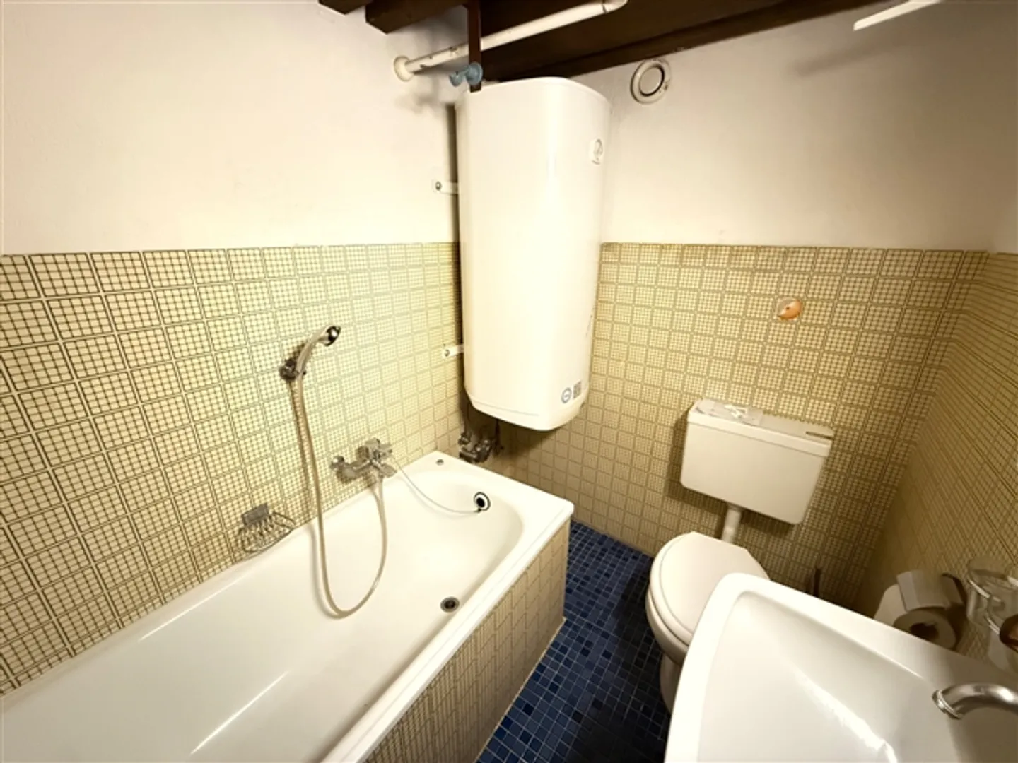 «UNGLAUBLICHE 6,5% / Jahr NETTO - Altstadtgebäude mit 8 Wohnungen - SELTENE GELEGENHEIT» - Foto 4 von 12