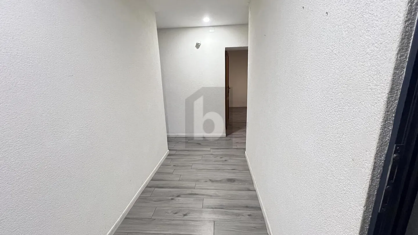 HELLER HAUS IM ZENTRUM VON VALLORBE - Foto 2 von 6