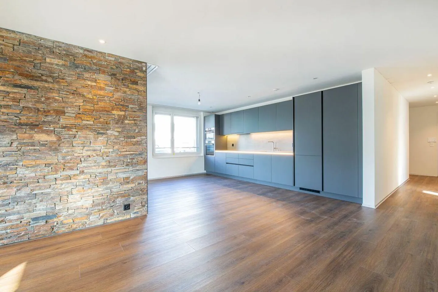 Moderne Maisonette-Wohnung im Herzen von Nänikon - Foto 3 di 15