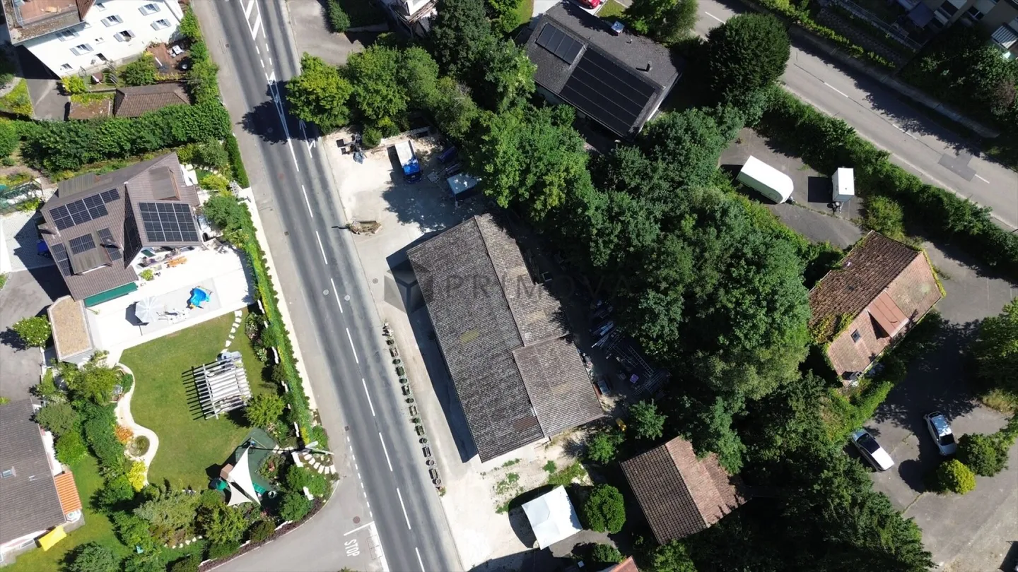 Terreno soleggiato con edificio esistente - base ideale per il tuo progetto - Foto 2 di 3