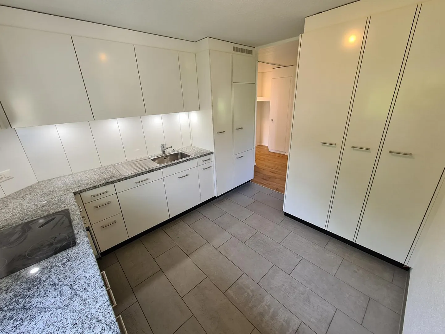 Modern 3.5-room apartment with spacious kitchen and new bathroom - Photo 2 of 8