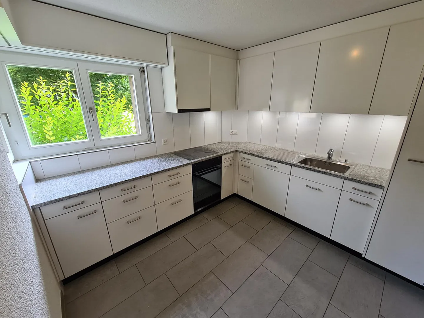 Modern 3.5-room apartment with spacious kitchen and new bathroom - Photo 1 of 8