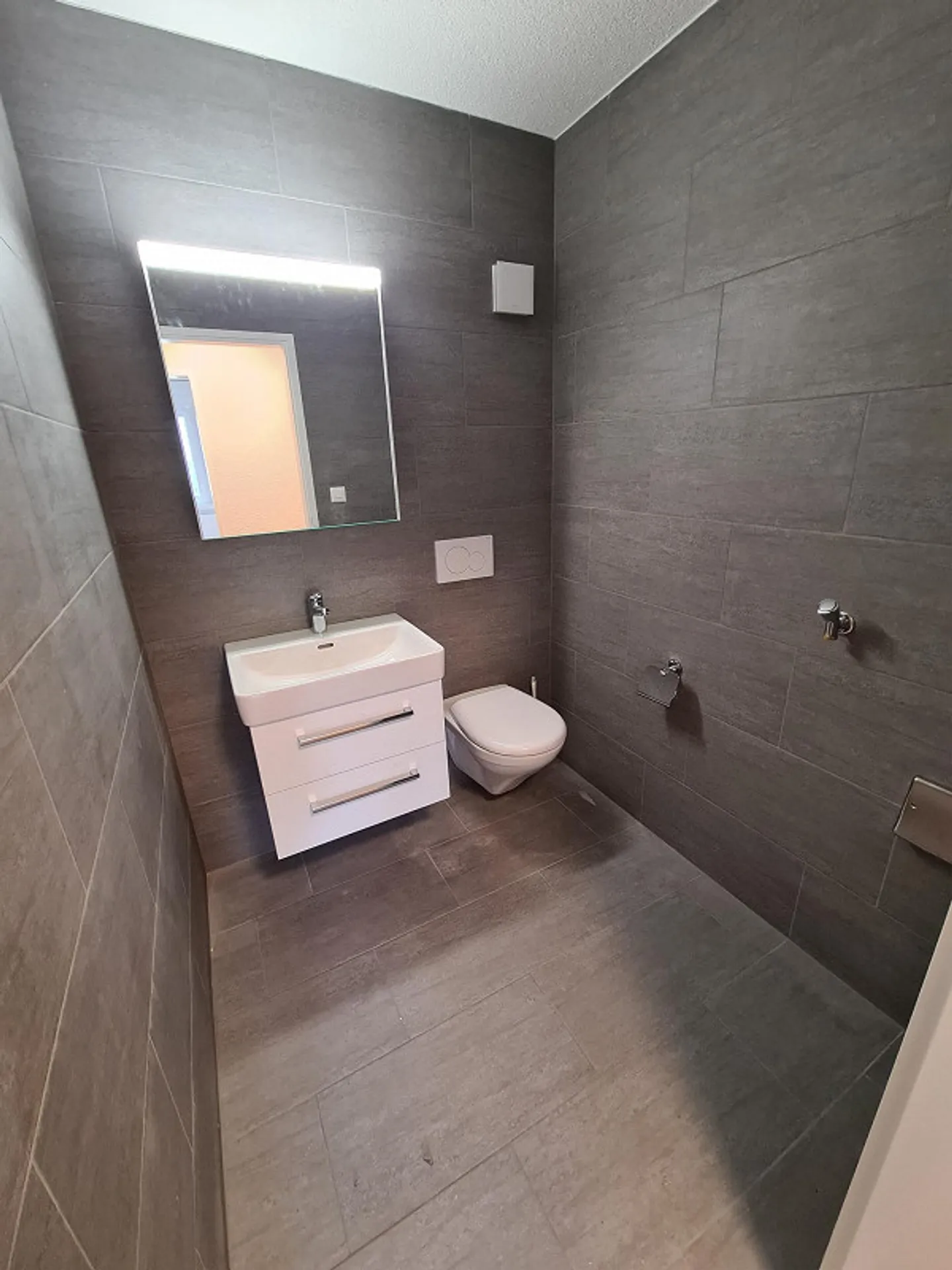 Modern 3.5-room apartment with spacious kitchen and new bathroom - Photo 5 of 8