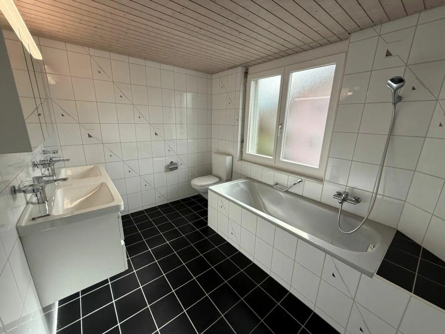 Appartamento duplex affascinante e modernizzato di 4,5 stanze a Walliswil vicino a Wangen - Foto 9 di 10