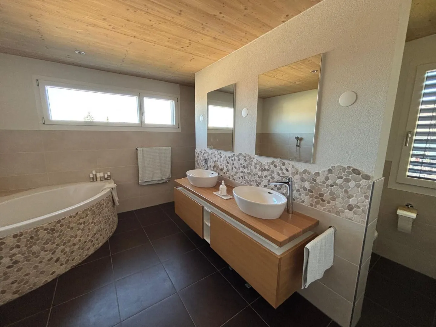 7.5-Room Single-Family House (HESS Wooden House) with Large Garden, Covered Patio, and Garage - Photo 5 of 14