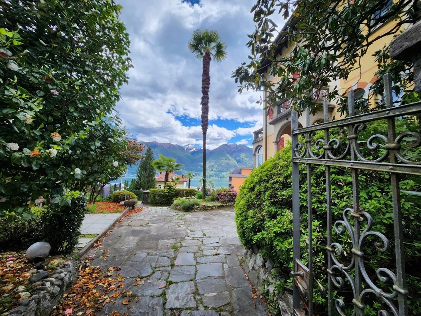 Historical multi-family house with property in top location - Photo 1 of 13
