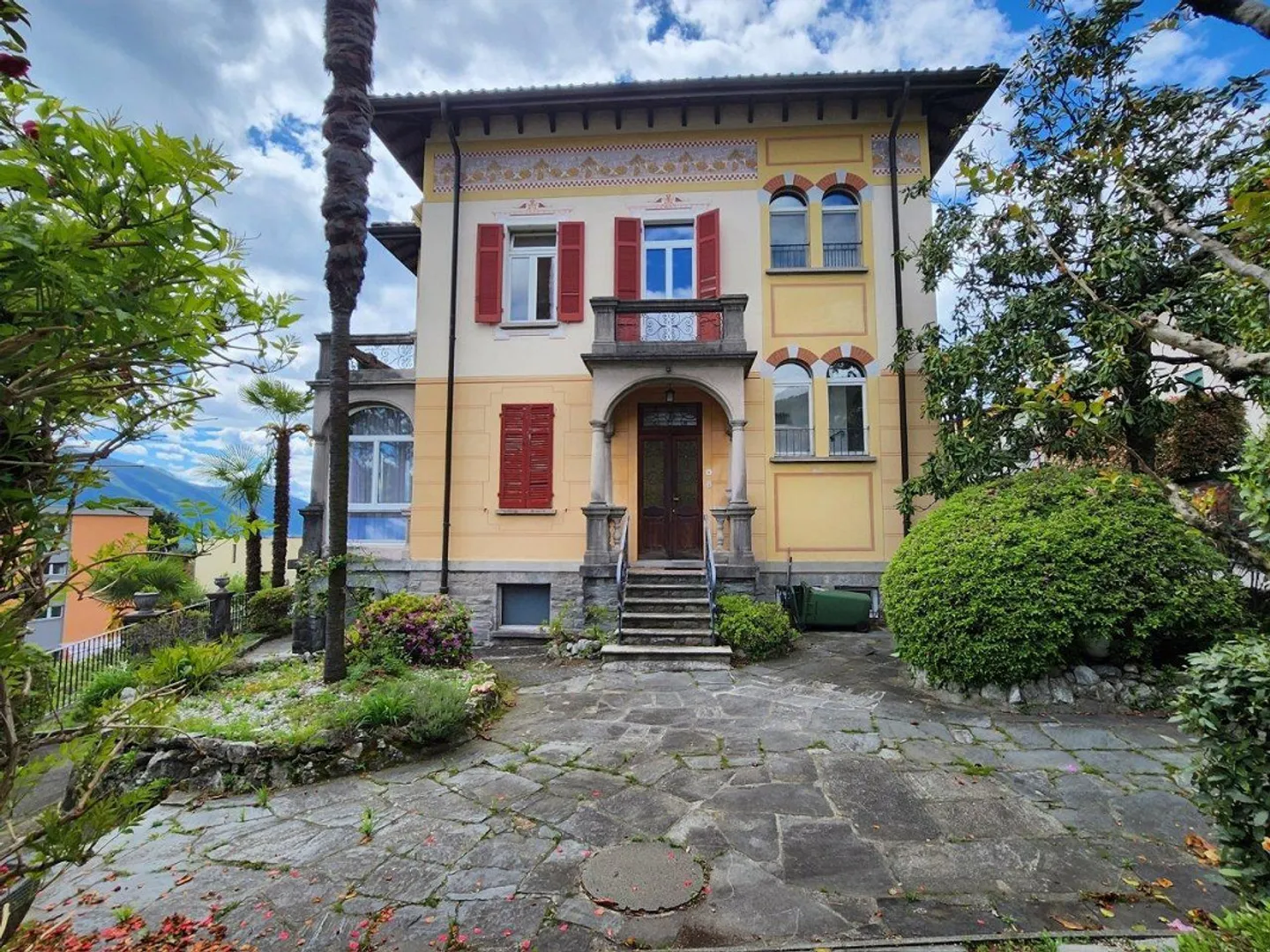 Historical multi-family house with property in top location - Photo 2 of 13