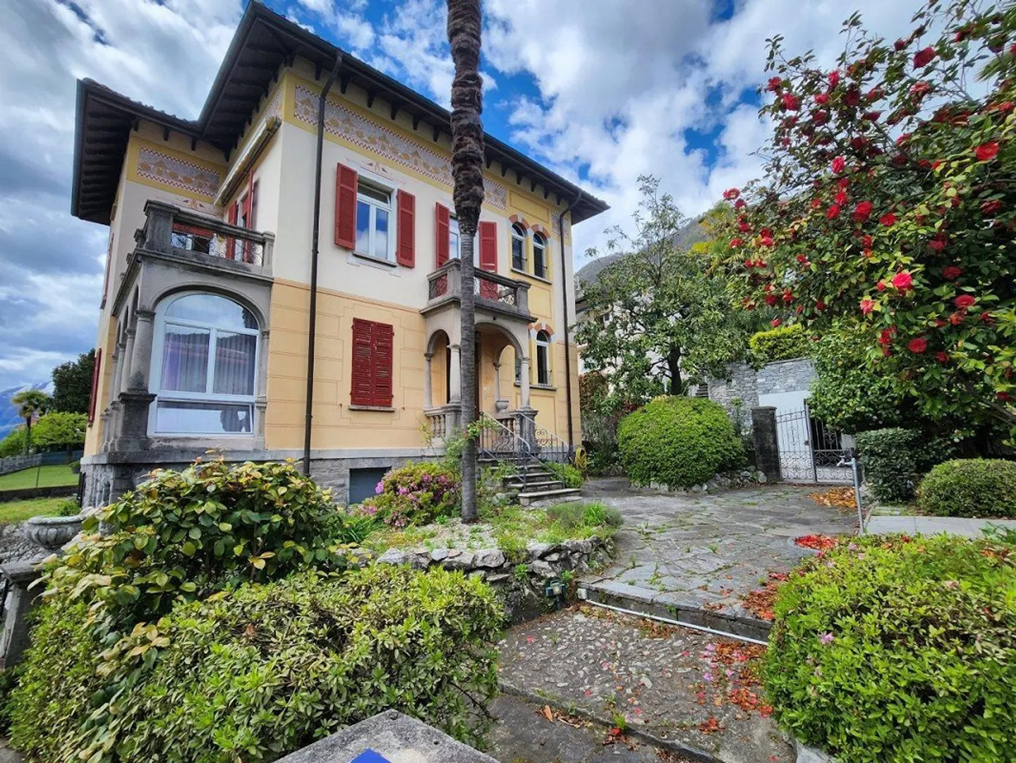 Historical multi-family house with property in top location - Photo 5 of 13