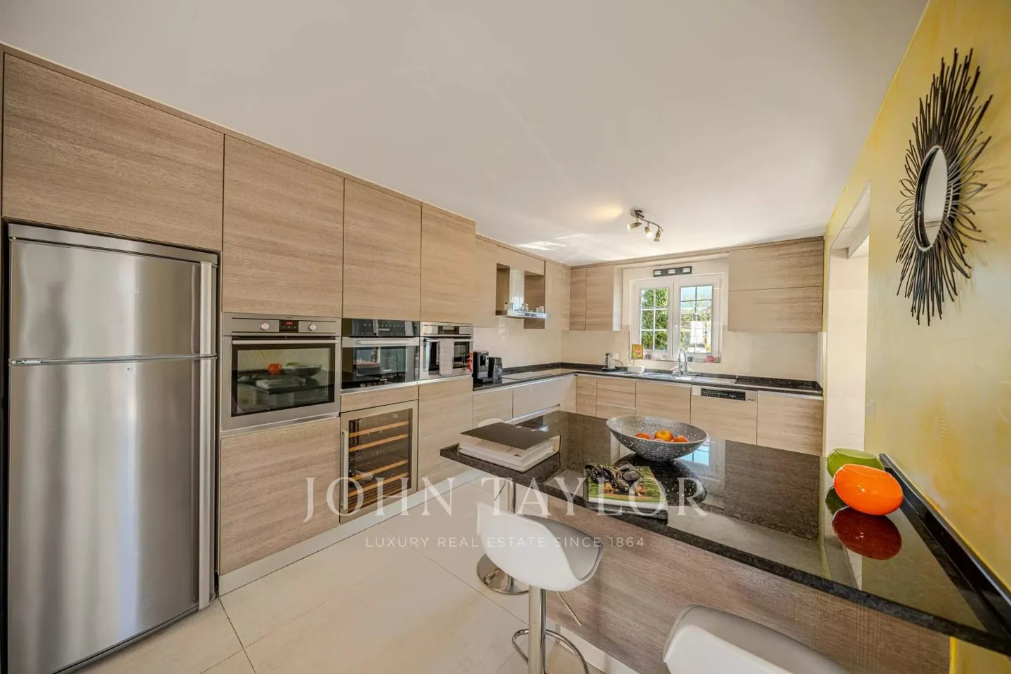 Elegant Family House with Pool - Photo 6 of 13