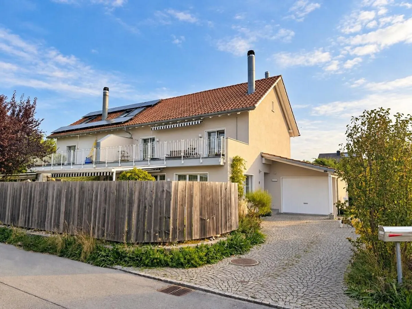 Casa bifamiliare ben tenuta di 4,5 stanze con giardino naturale in una zona tranquilla... - Foto 1 di 12