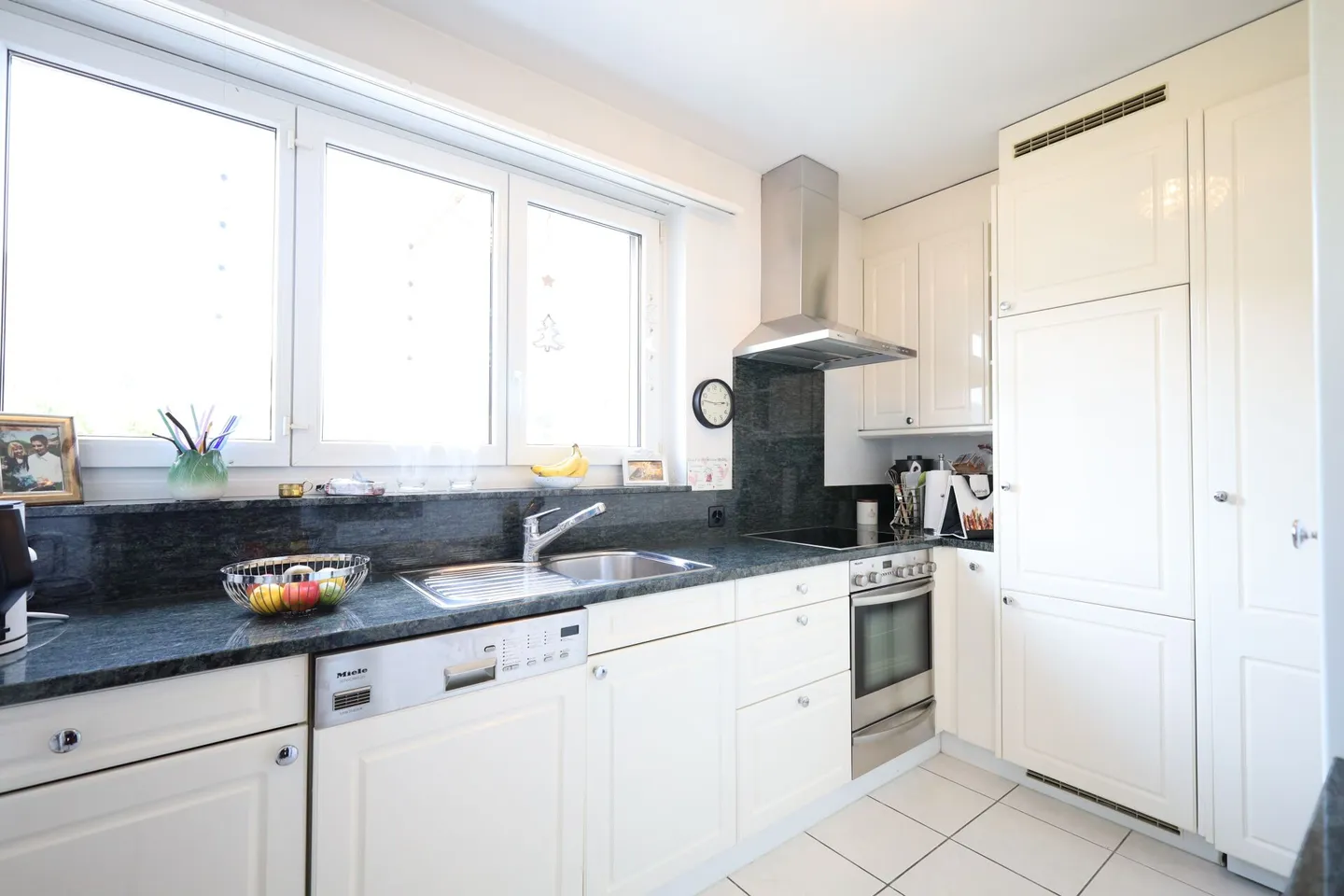 Bellissimo appartamento di 3.5 stanze con balcone, posto auto e cantina - Foto 2 di 7