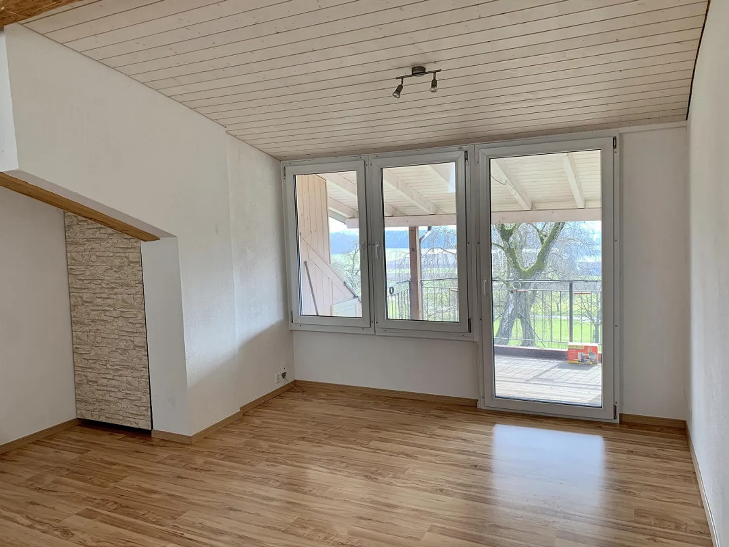 Moderno appartamento mansardato di 2,5 stanze con balcone a 8555 Müllheim - Foto 1 di 21