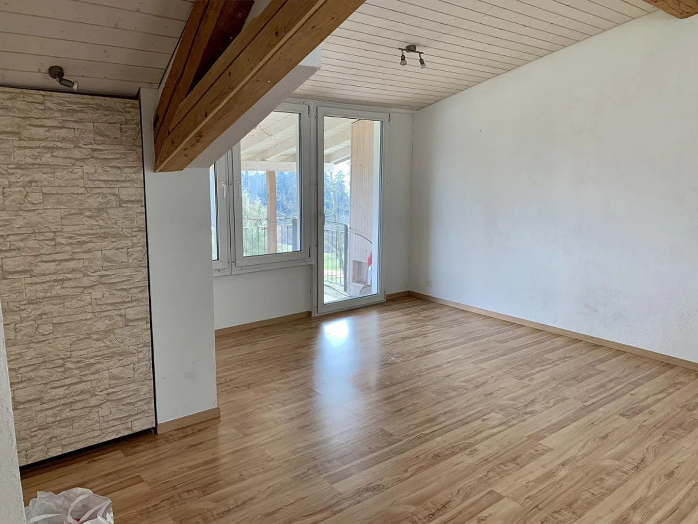 Moderno appartamento mansardato di 2,5 stanze con balcone a 8555 Müllheim - Foto 2 di 21