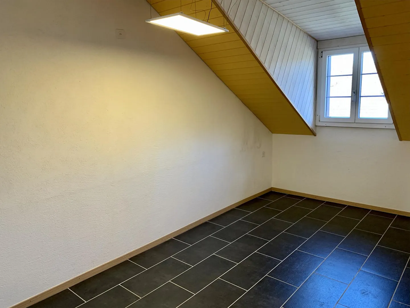 Moderno appartamento mansardato di 2,5 stanze con balcone a 8555 Müllheim - Foto 14 di 21