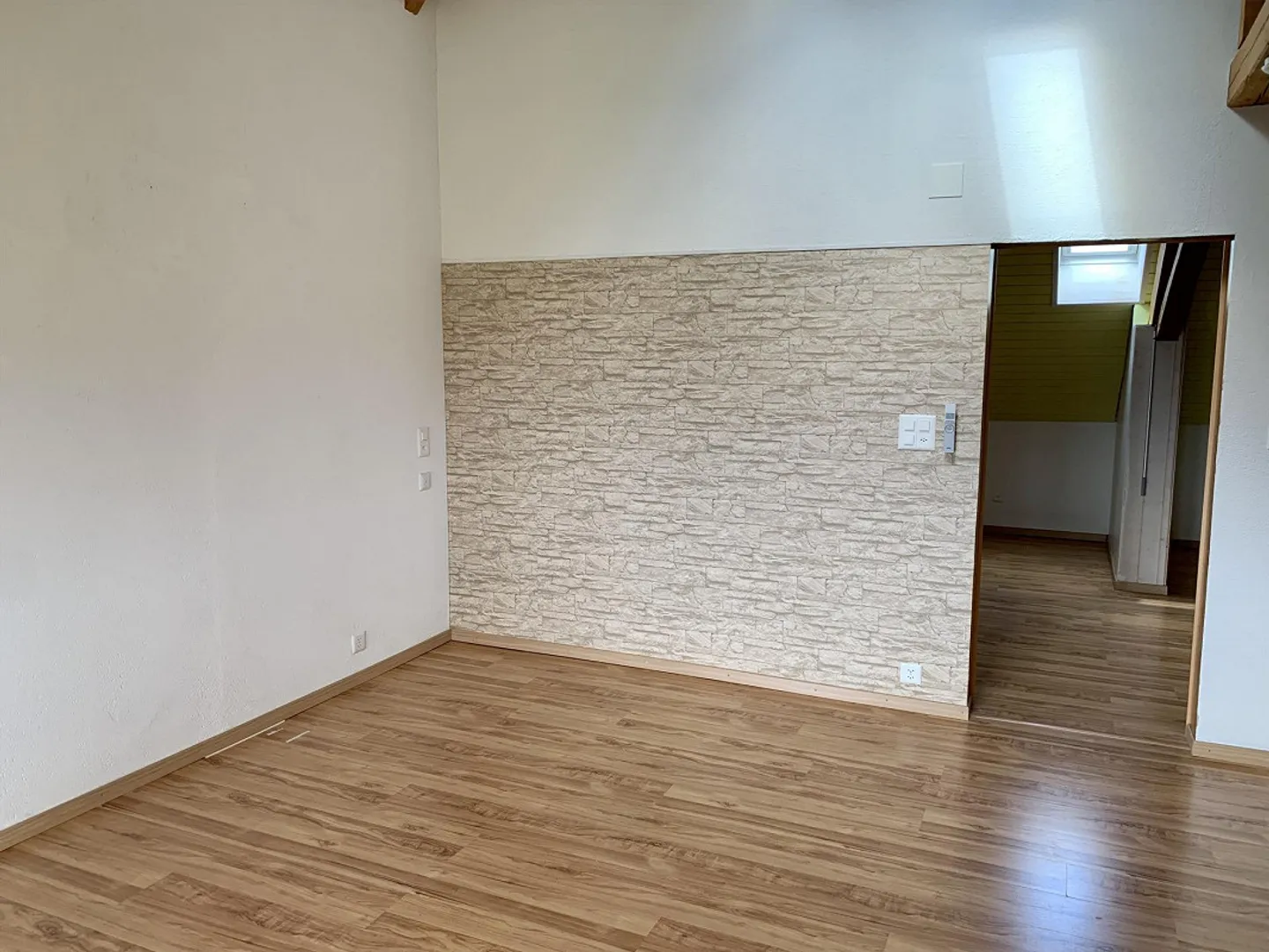 Moderno appartamento mansardato di 2,5 stanze con balcone a 8555 Müllheim - Foto 7 di 21